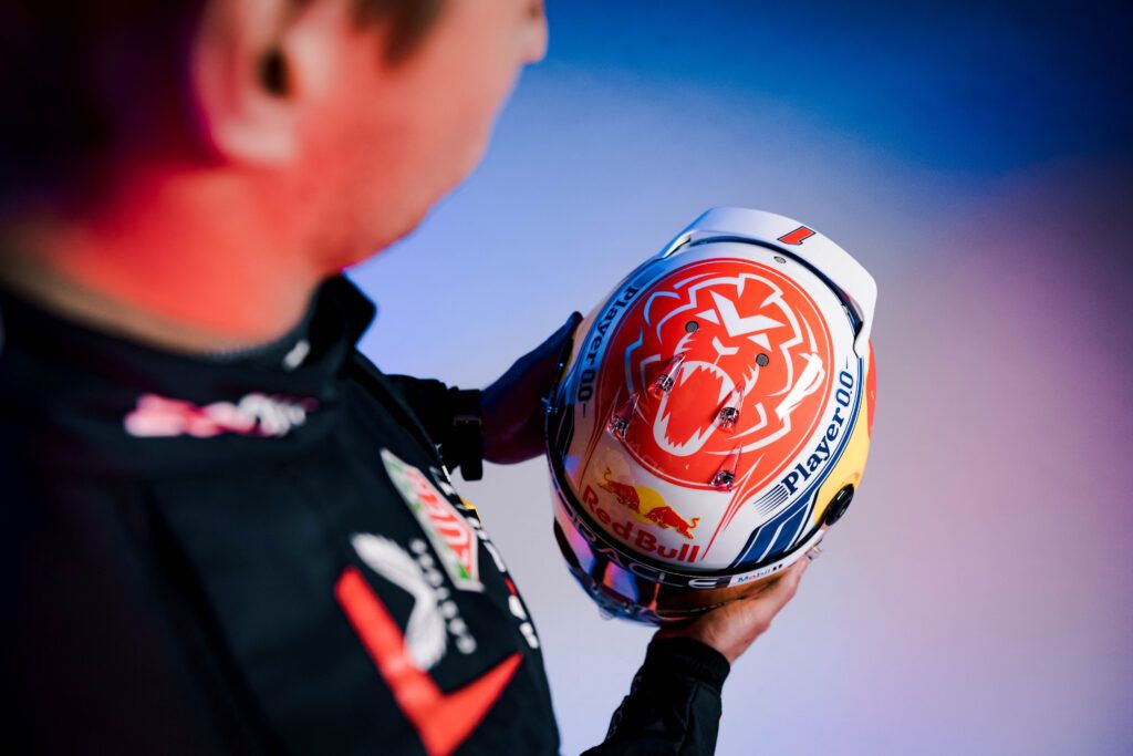 In beeld. De nieuwe helm van Max Verstappen voor het 2023-seizoen