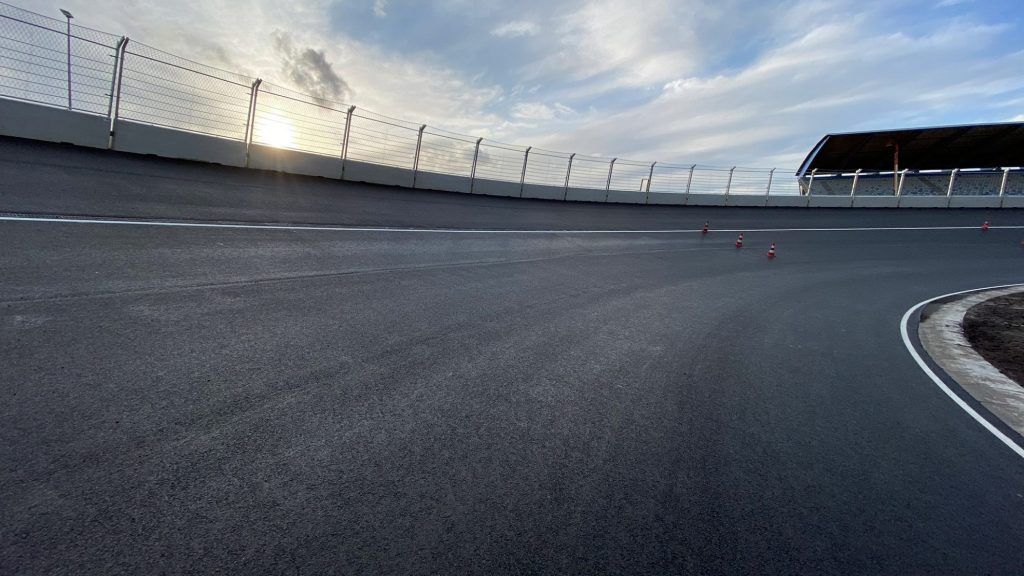 Foto's. De Hugenholtzbocht op Circuit Park Zandvoort is af!