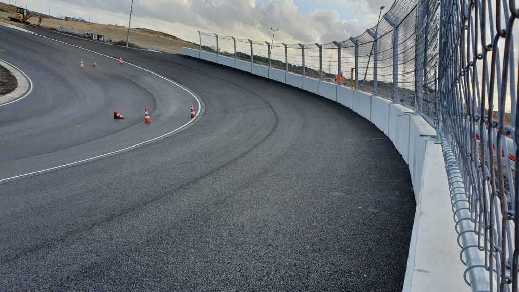 Foto's. De Hugenholtzbocht op Circuit Park Zandvoort is af!
