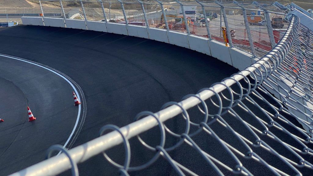 Foto's. De Hugenholtzbocht op Circuit Park Zandvoort is af!