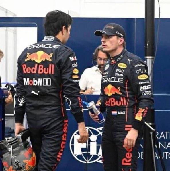 Foto. Woedende Verstappen en Pérez komen elkaar tegen in de paddock