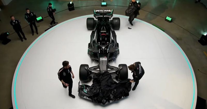 'Mercedes-sponsor Petronas lekt per ongeluk eerste foto van W14'