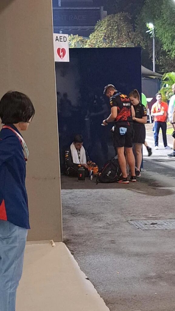 Foto: Max Verstappen zit er zichtbaar doorheen na race in Singapore