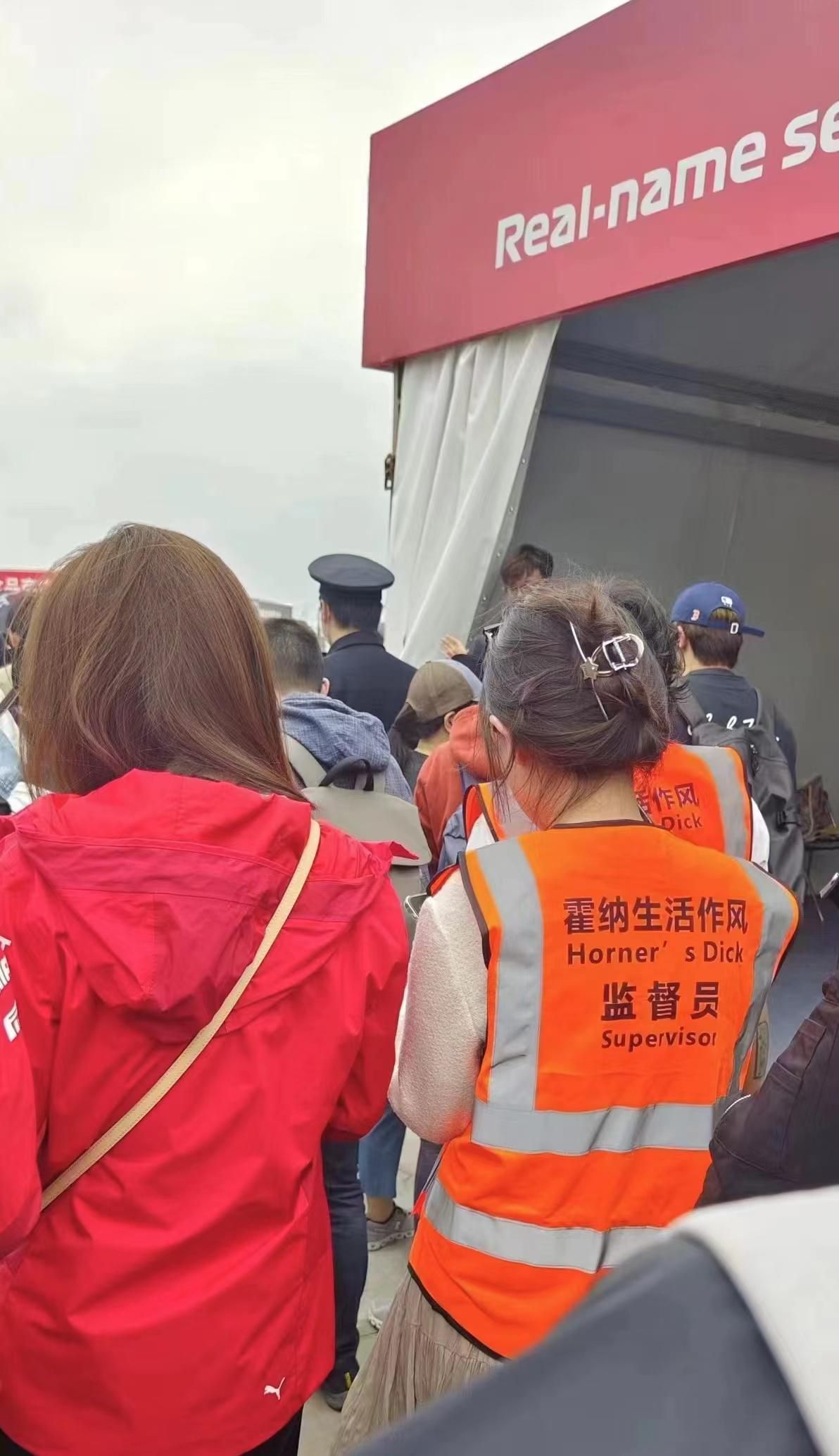 In beeld: Fans in China nemen Christian Horner-situatie op de hak met markante outfits
