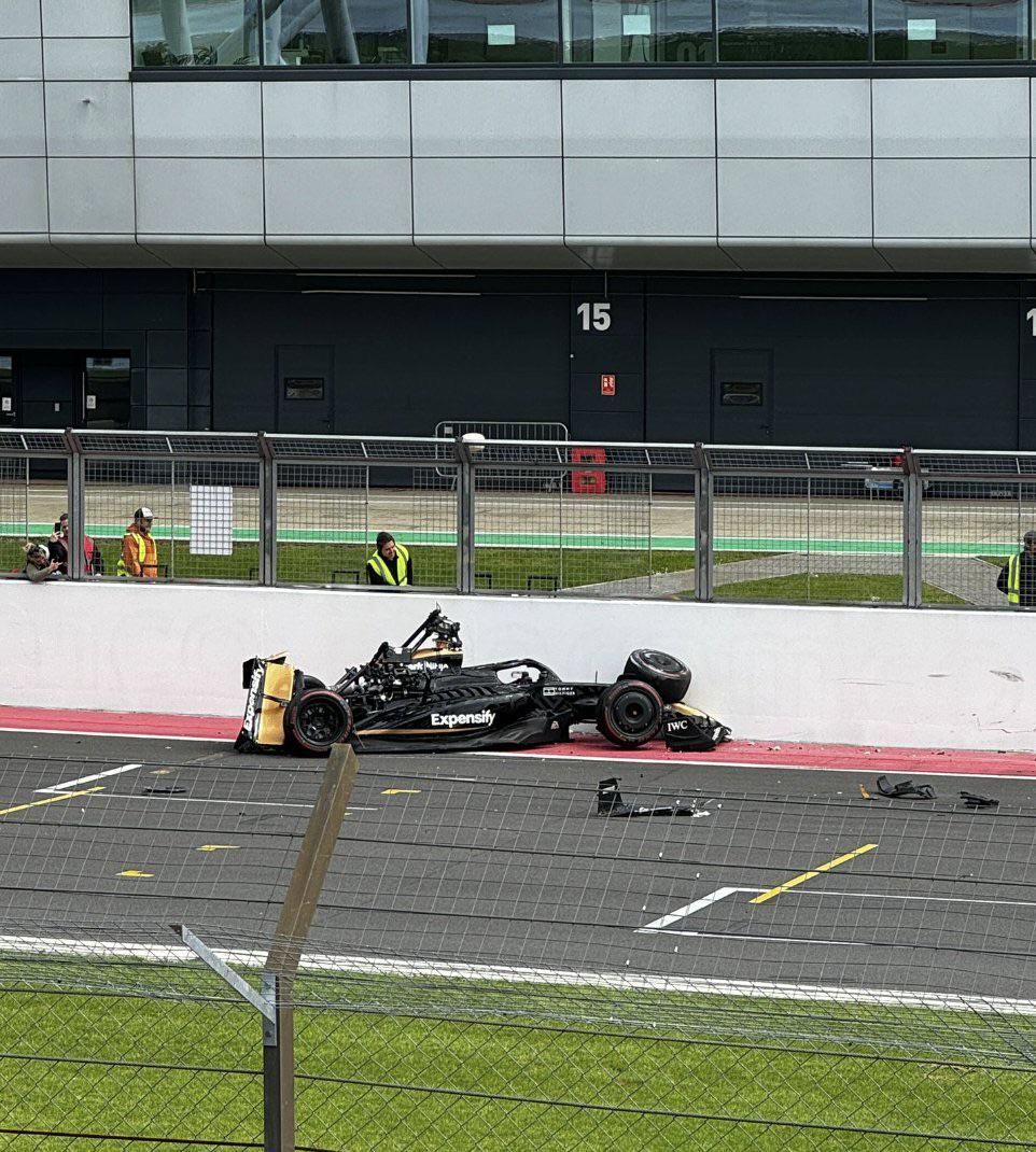 In beeld: Formule 1-team van Brad Pitt crasht hard op circuit van Silverstone