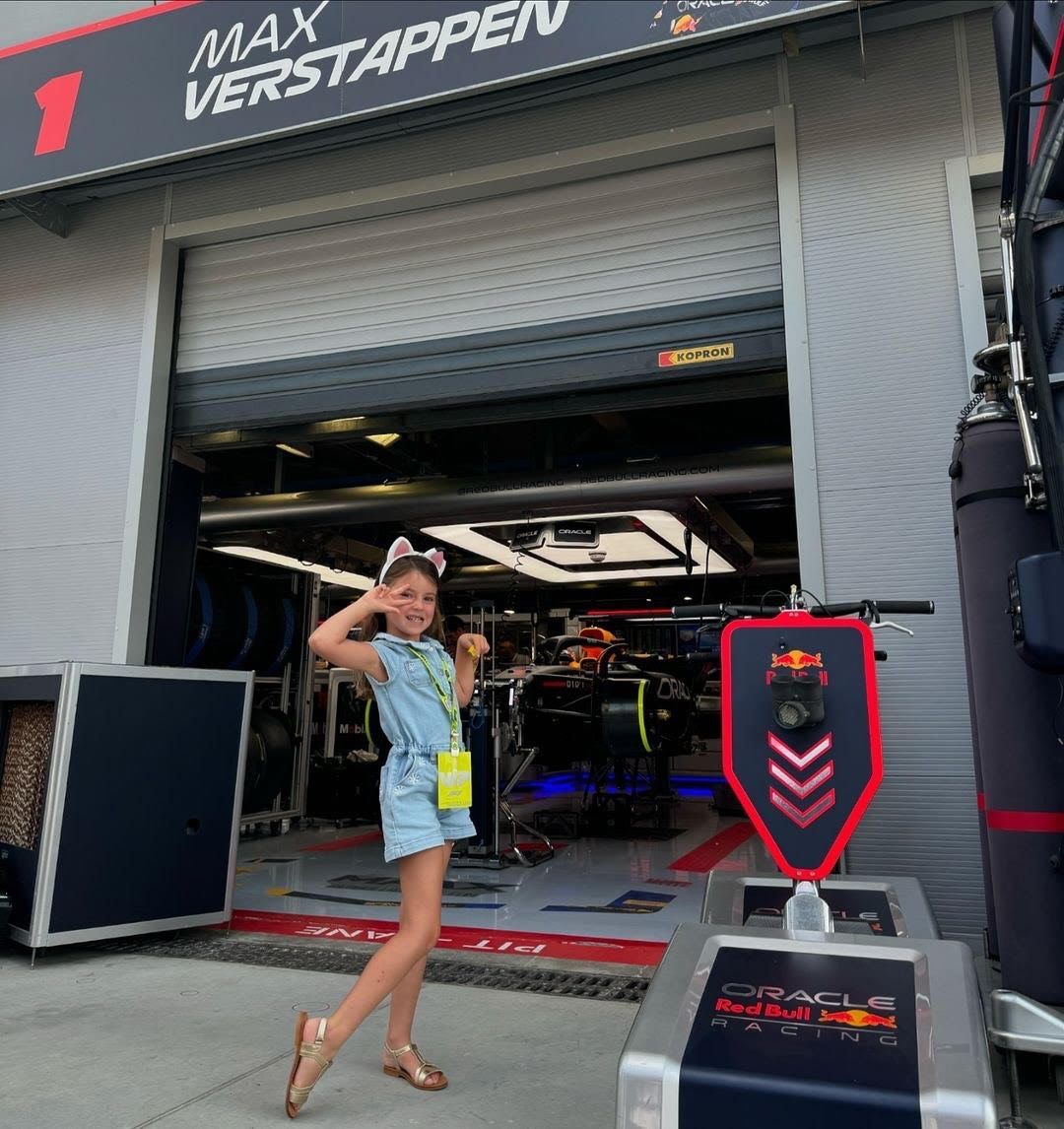 In beeld: Kelly Piquet deelt ontroerende foto's van 'P' en Verstappen tijdens GP Italië