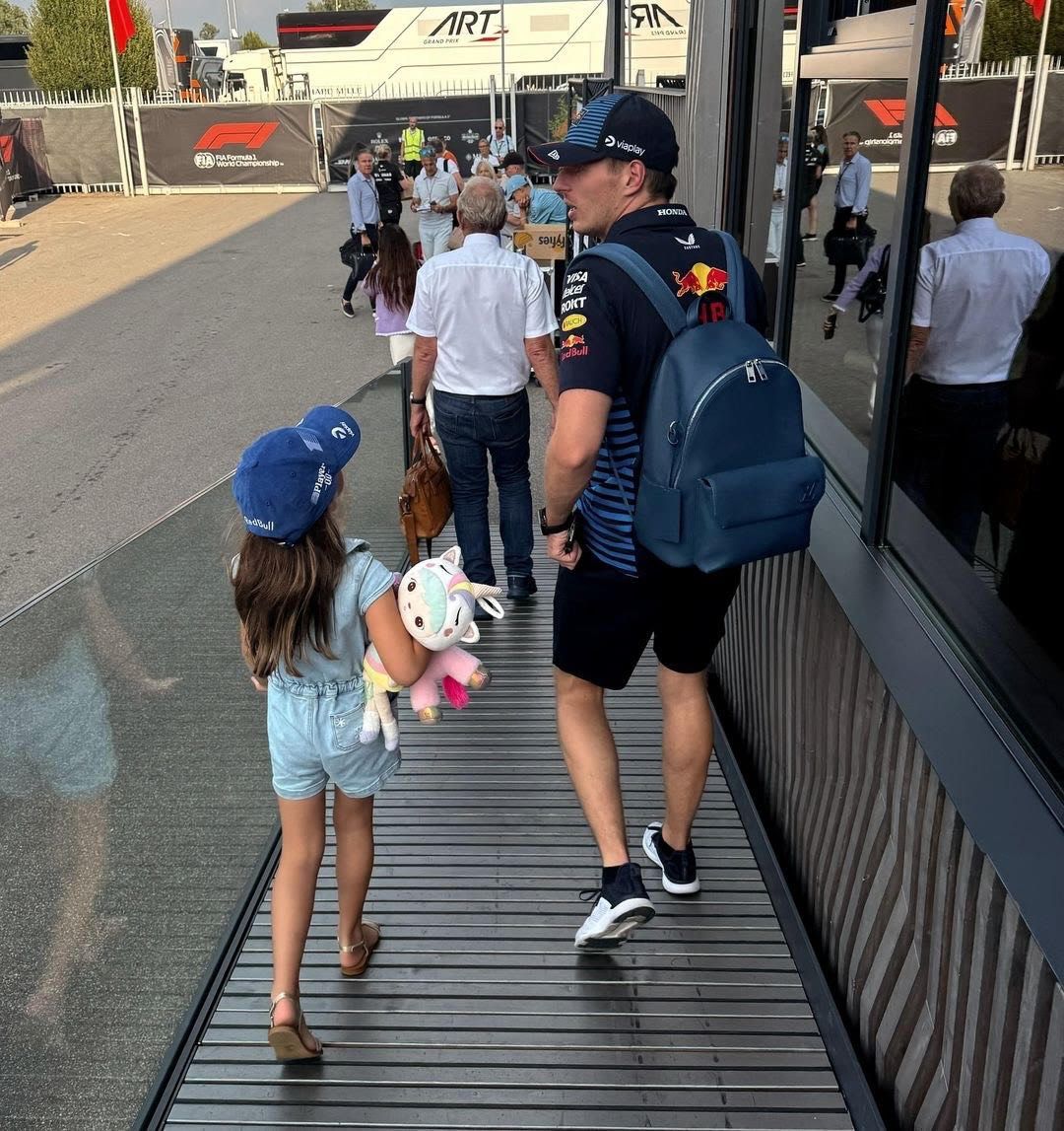 In beeld: Kelly Piquet deelt ontroerende foto's van 'P' en Verstappen tijdens GP Italië