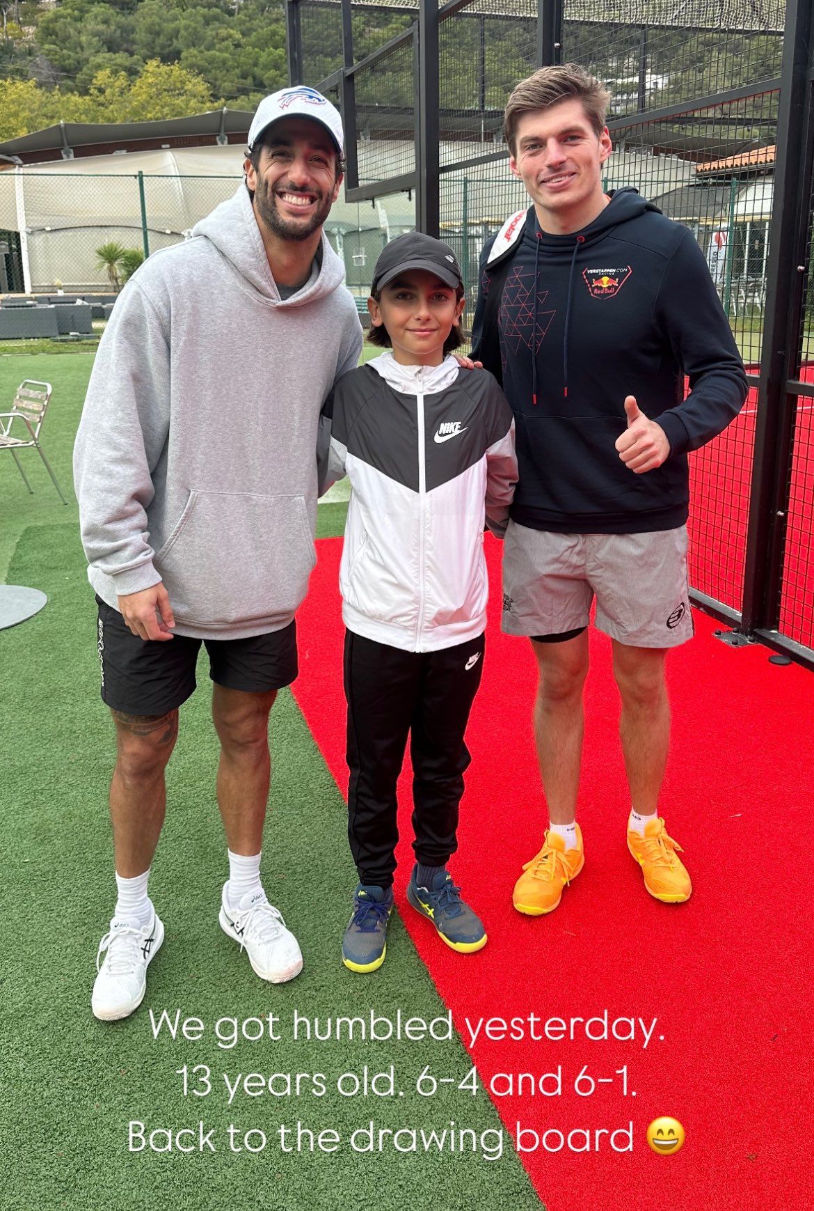 Foto: Max Verstappen en Daniel Ricciardo krijgen oorwassing tijdens padelwedstrijd in Monaco