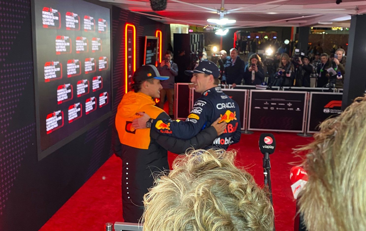 Foto: Lando Norris feliciteert Max Verstappen na behalen van vierde F1-wereldtitel