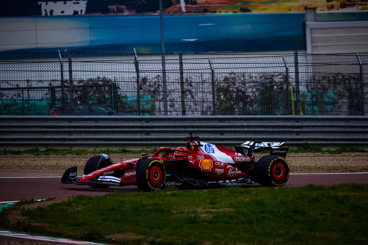 Foto's: Charles Leclerc maakt eerste meters in nieuwe Ferrari-bolide