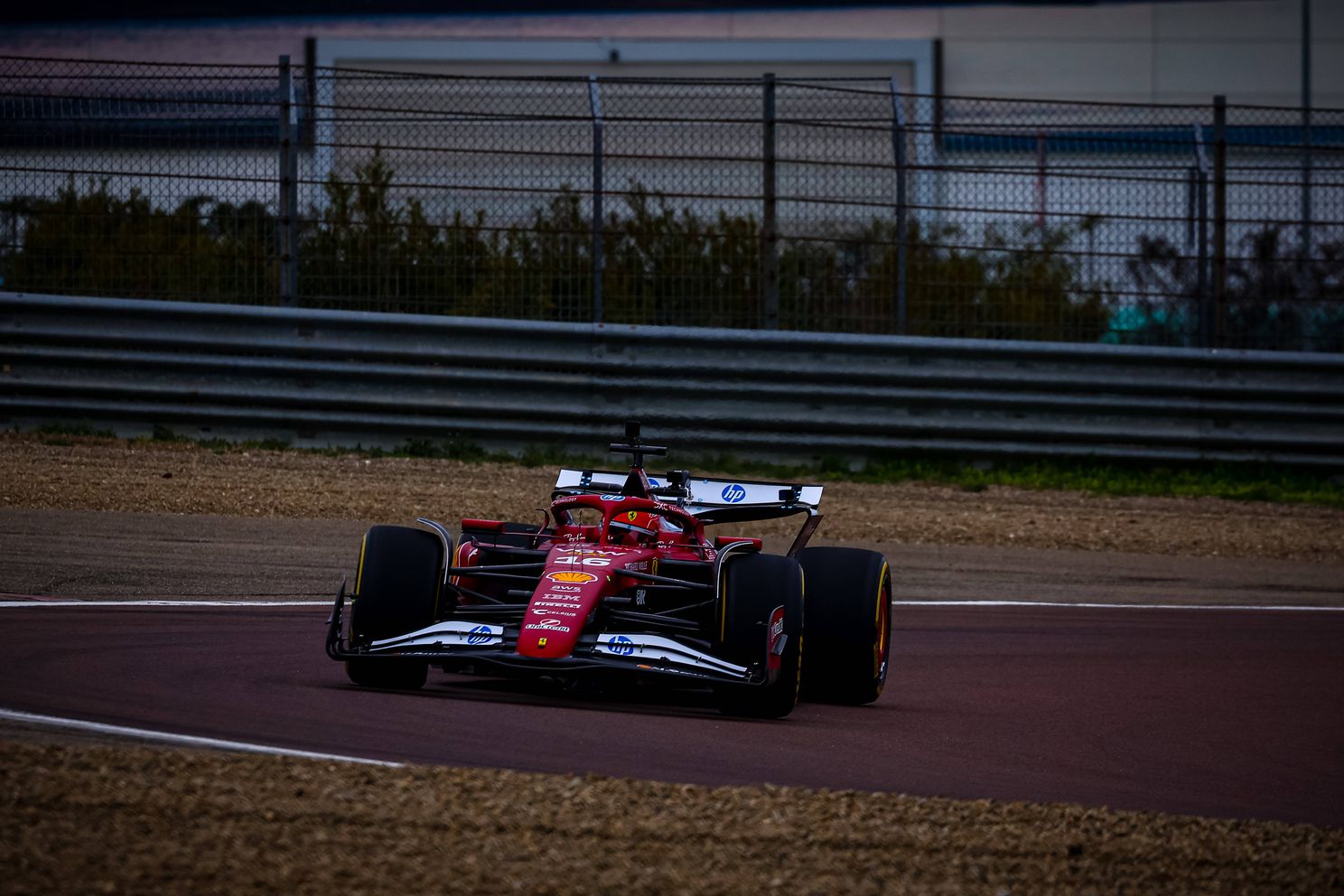 Foto's: Charles Leclerc maakt eerste meters in nieuwe Ferrari-bolide