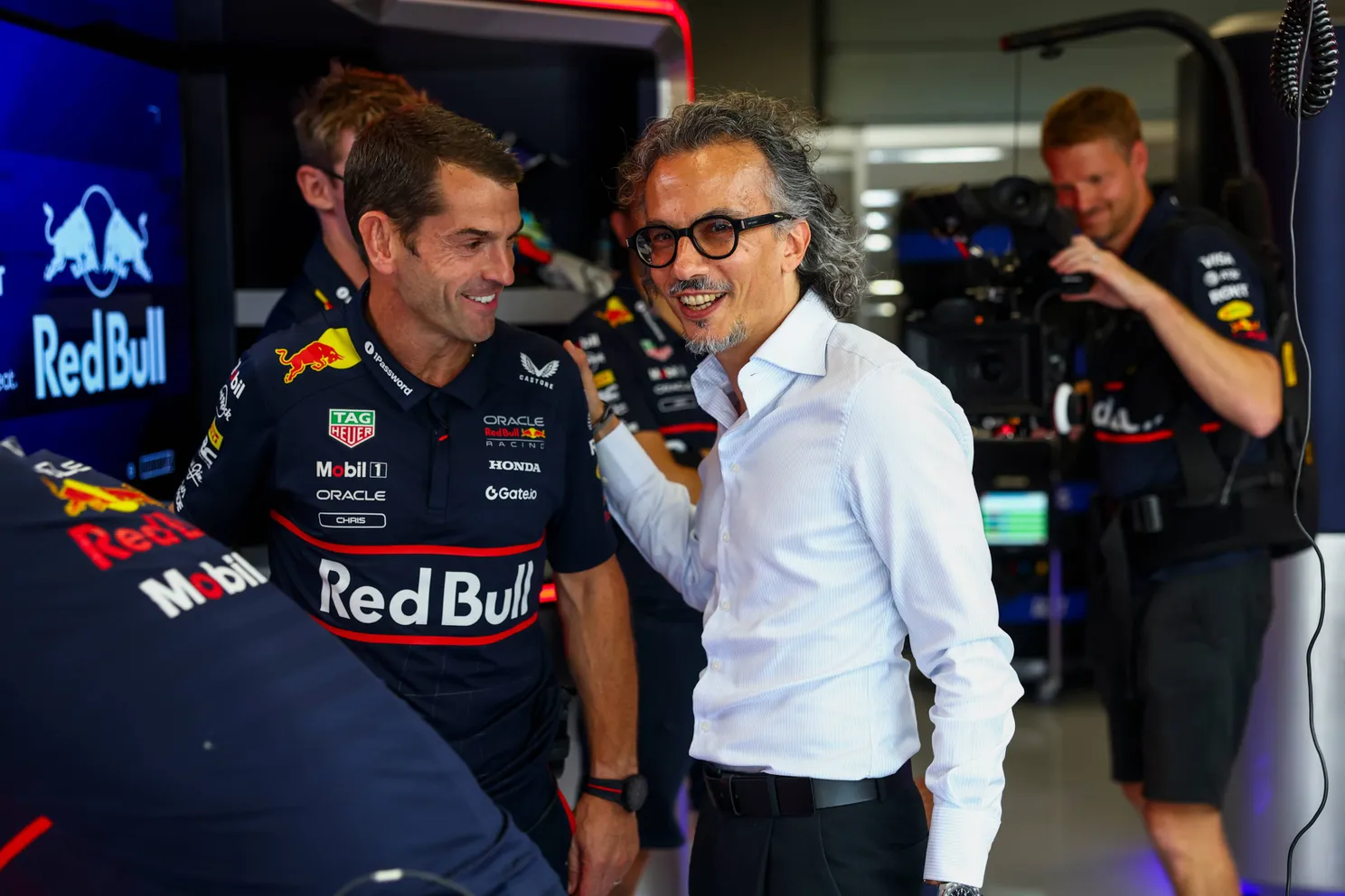 De nieuwe teambaas van Red Bull Racing, Laurent Mekies, maakt kennis met het personeel van het Oostenrijkse team tijdens een testdag op Silverstone