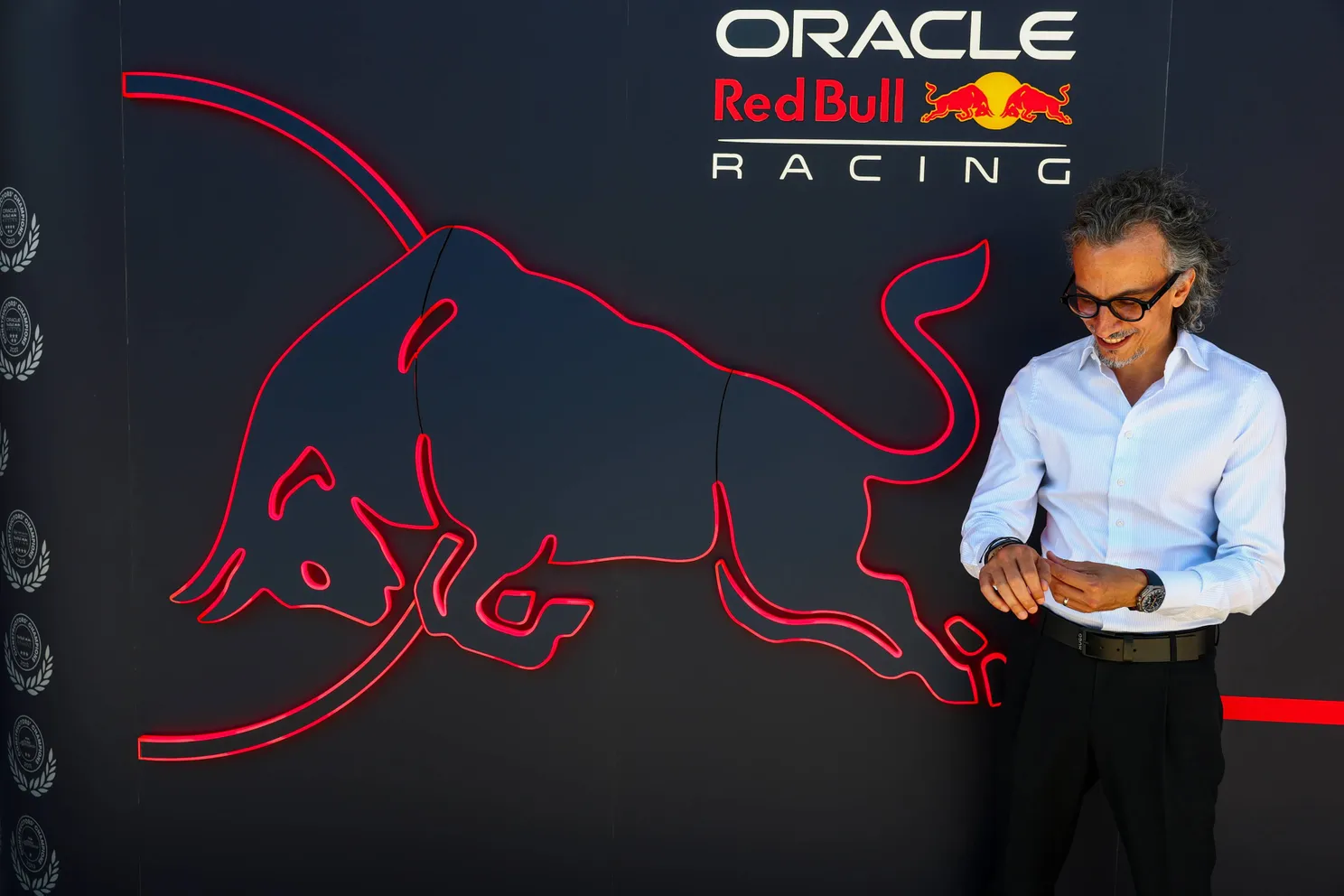 De nieuwe teambaas van Red Bull Racing, Laurent Mekies, maakt kennis met het personeel van het Oostenrijkse team tijdens een testdag op Silverstone