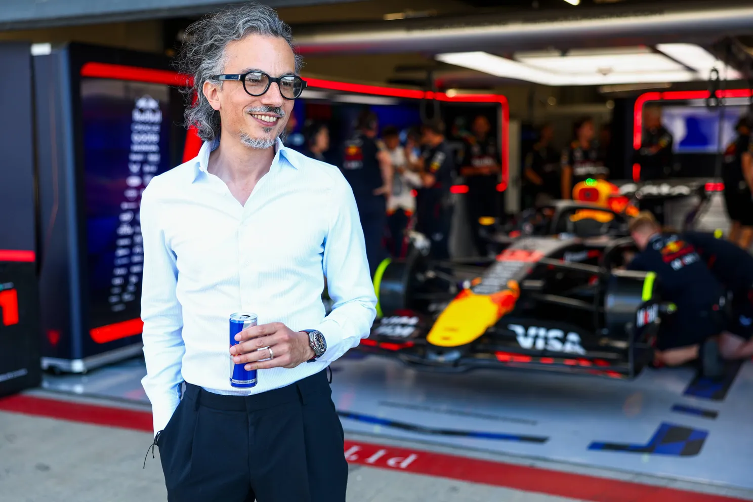 De nieuwe teambaas van Red Bull Racing, Laurent Mekies, maakt kennis met het personeel van het Oostenrijkse team tijdens een testdag op Silverstone
