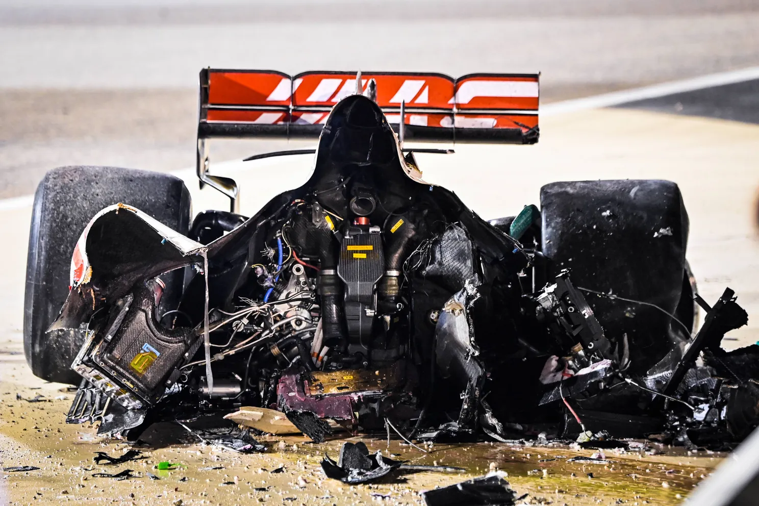 De uitgebrande Haas-bolide van Romain Grosjean na de race in Bahrein van 2020
