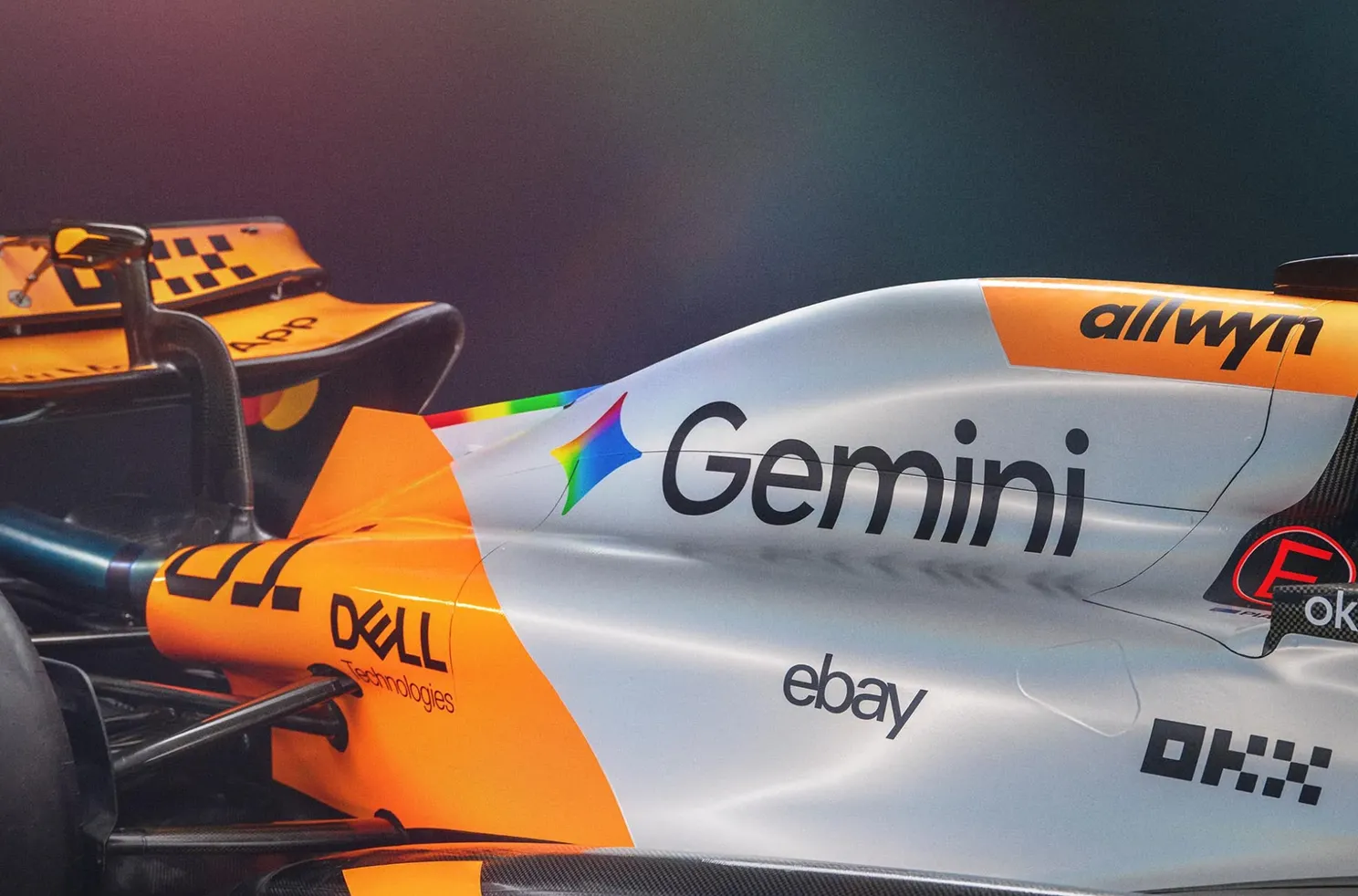Een ingezoomde afbeelding van de zijkant van de McLaren MCL39 met speciale livery voor de GP Verenigde Staten