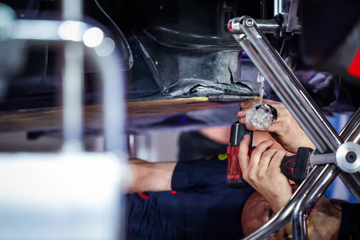 De schade aan de vloer van de Red Bull-auto van Max Verstappen in Qatar