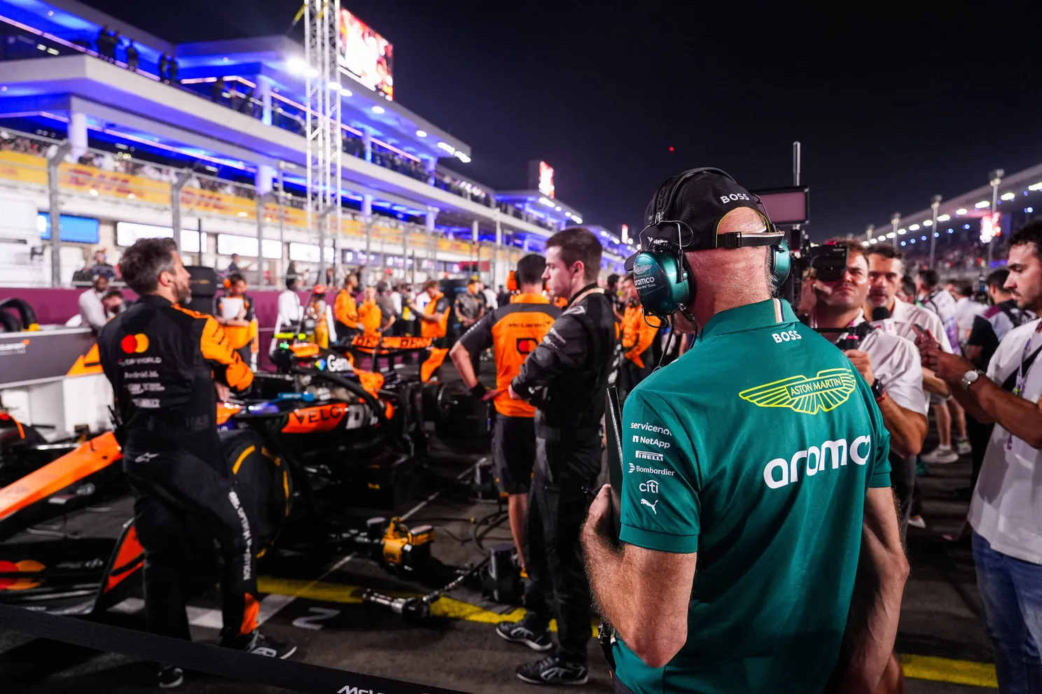 Adrian Newey inspecteert de McLaren van Lando Norris op de grid in Qatar