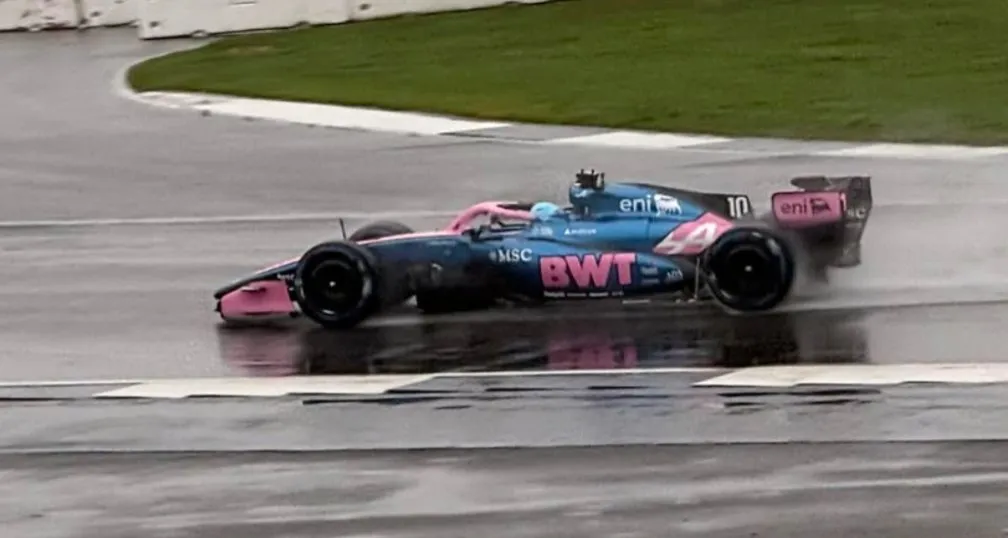 Video: F1-team maakt debuut op doorweekt Silverstone met veelbesproken Mercedes-motor