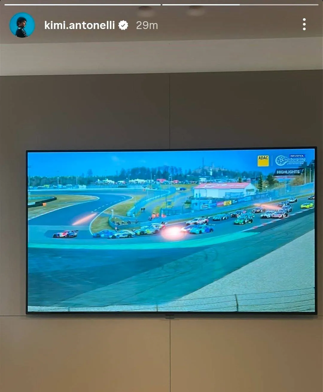 Kimi Antonelli bekijkt de NLS-race van Max Verstappen