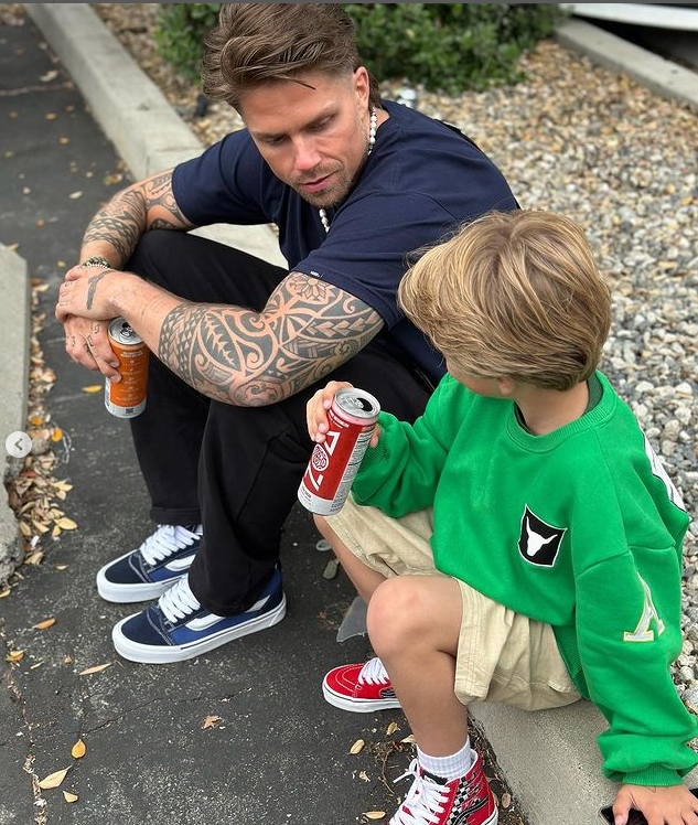 André geeft zijn zoon ondanks waarschuwing gevaarlijk drankje