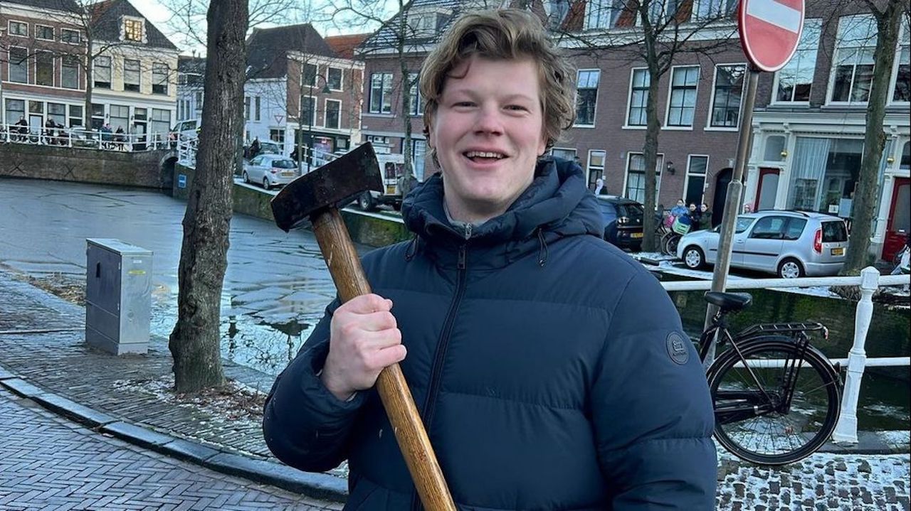 Video: student uit Delft trekt vrouw uit zinkende auto in ijskoude gracht