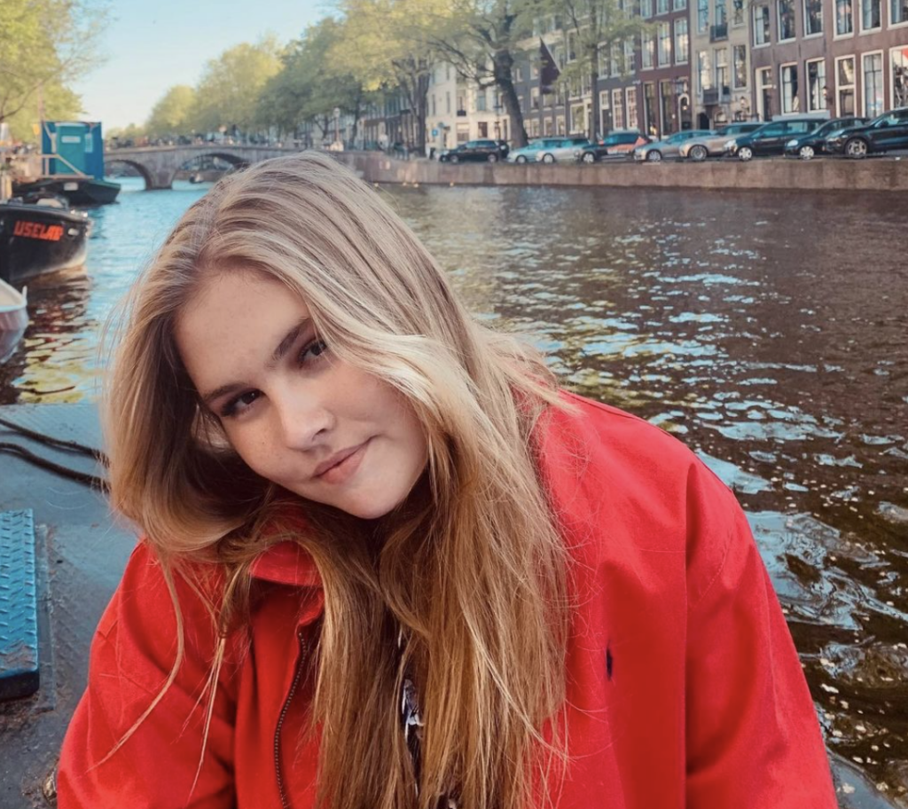 Alexia en Ariane sluiten geheim verbond achter rug van Amalia om