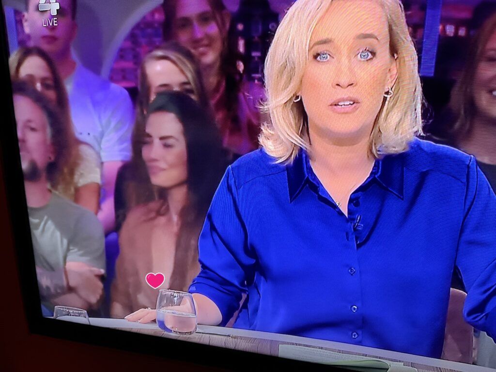 Oeps: Vrouw achter Jinek heeft iets te veel inkijk en laat te veel zien
