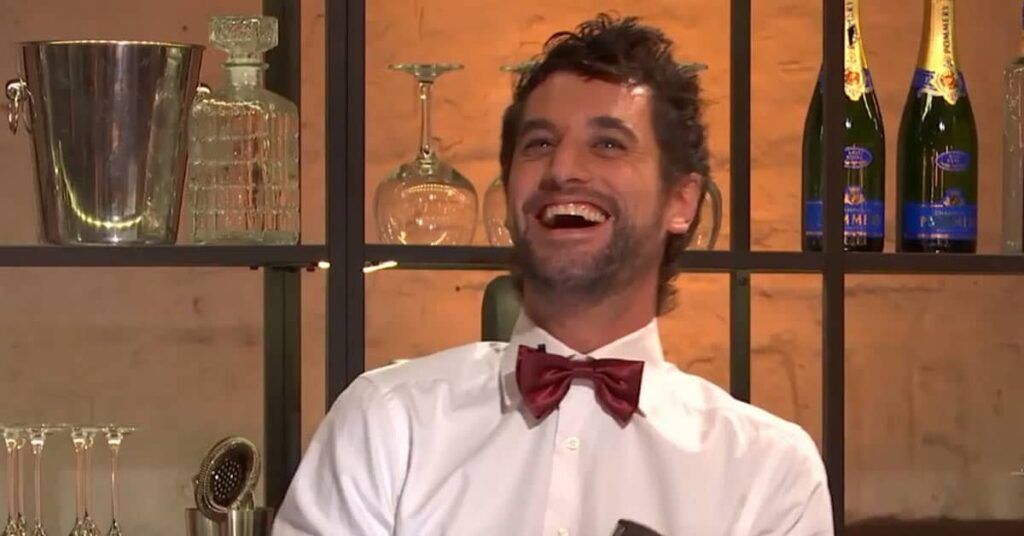 De populaire barman van het programma