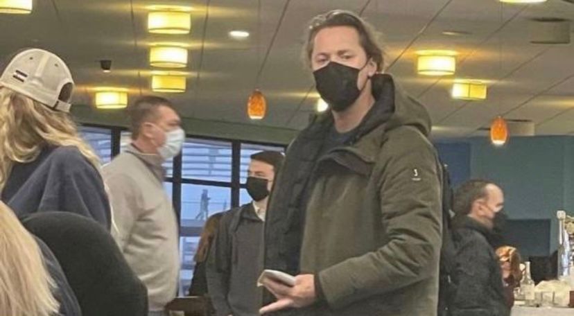 Jeroen Rietbergen gespot op vliegveld, steekt middelvinger op naar camera