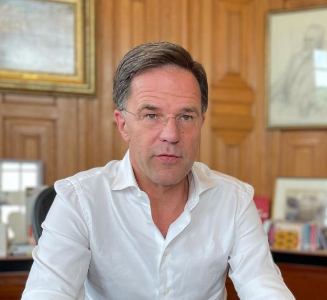 Mark Rutte op date gespot in Italië met onbekende man