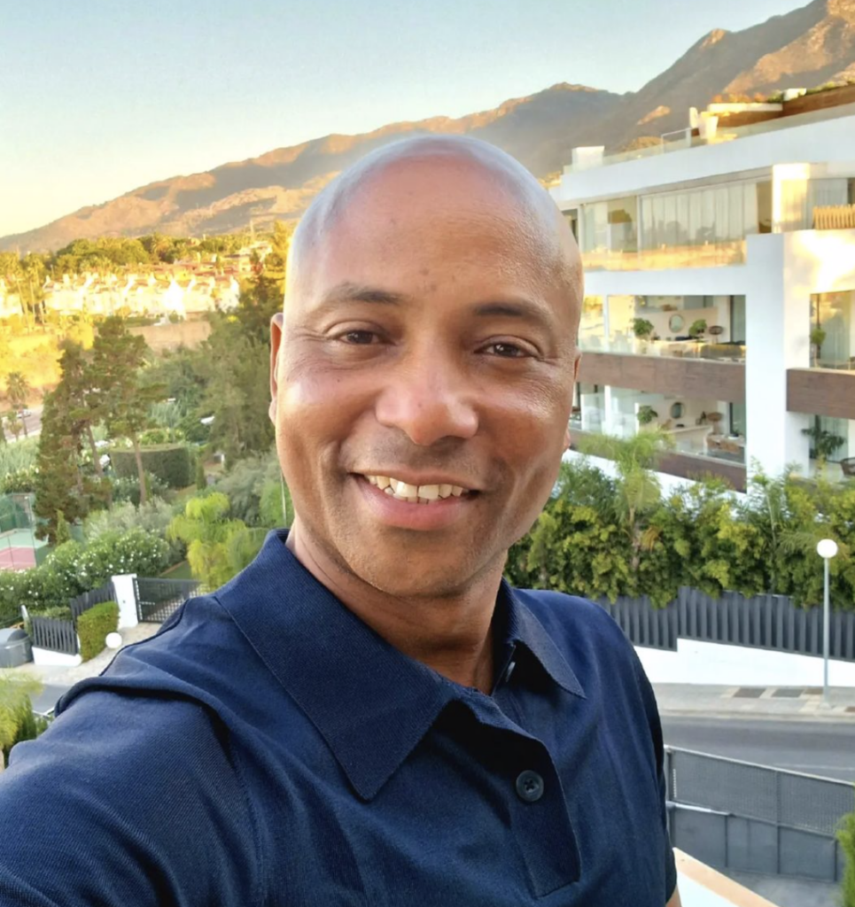Humberto Tan gespot op naaktstrand door collega