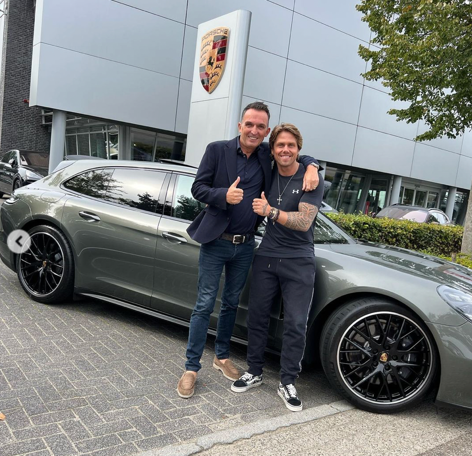 André Hazes showt zijn peperdure nieuwe auto