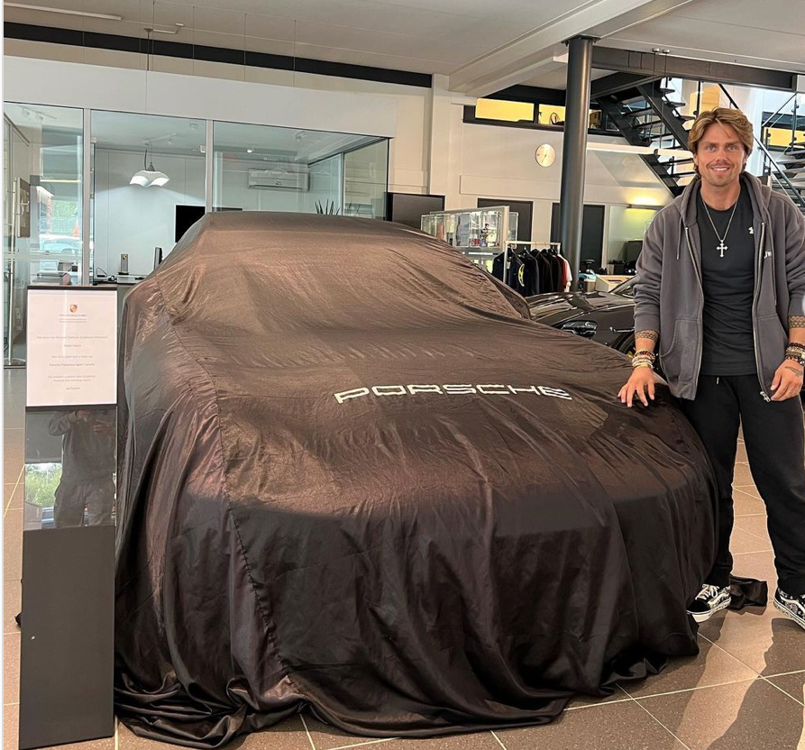 André Hazes showt zijn peperdure nieuwe auto