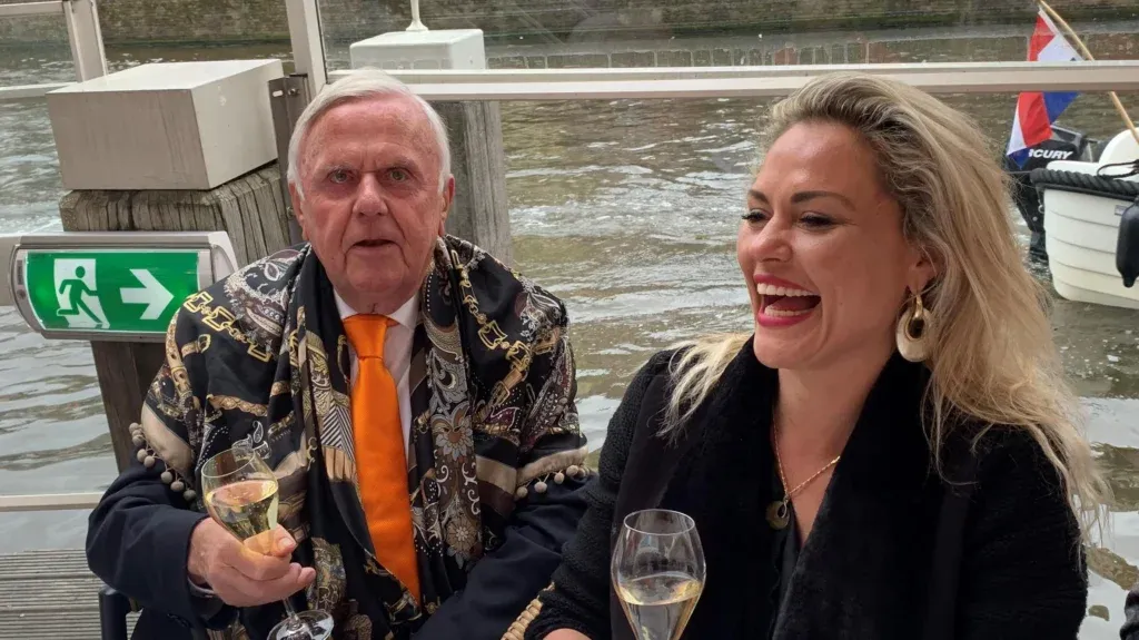 Zien: Harry Mens (75) slaat een jonge blondine aan de haak