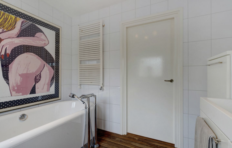 Vrouw vergeet heel opmerkelijk schilderij weg te halen voor Funda-foto