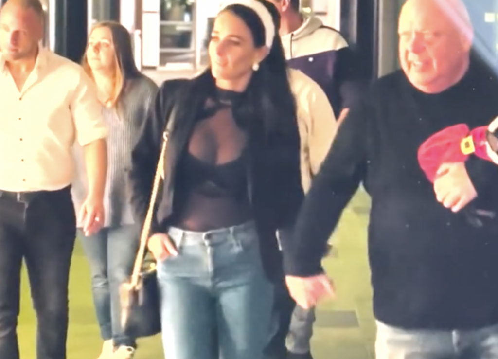 Nicol Kremers gespot in veel te pikante kerstoutfit