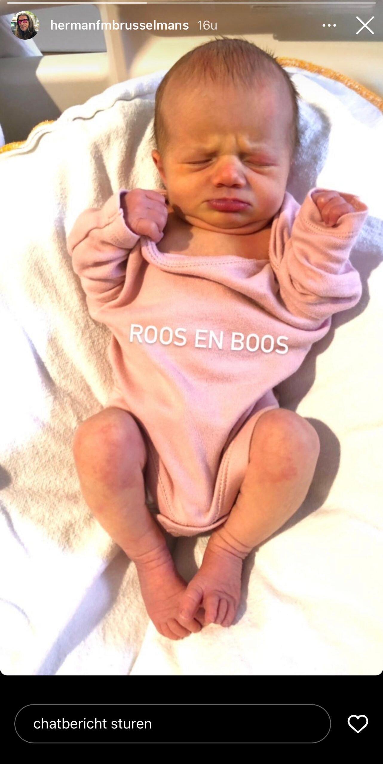 Herman Brusselmans vertedert iedereen met eerste beelden van zoontje Roman: "Roos en boos"