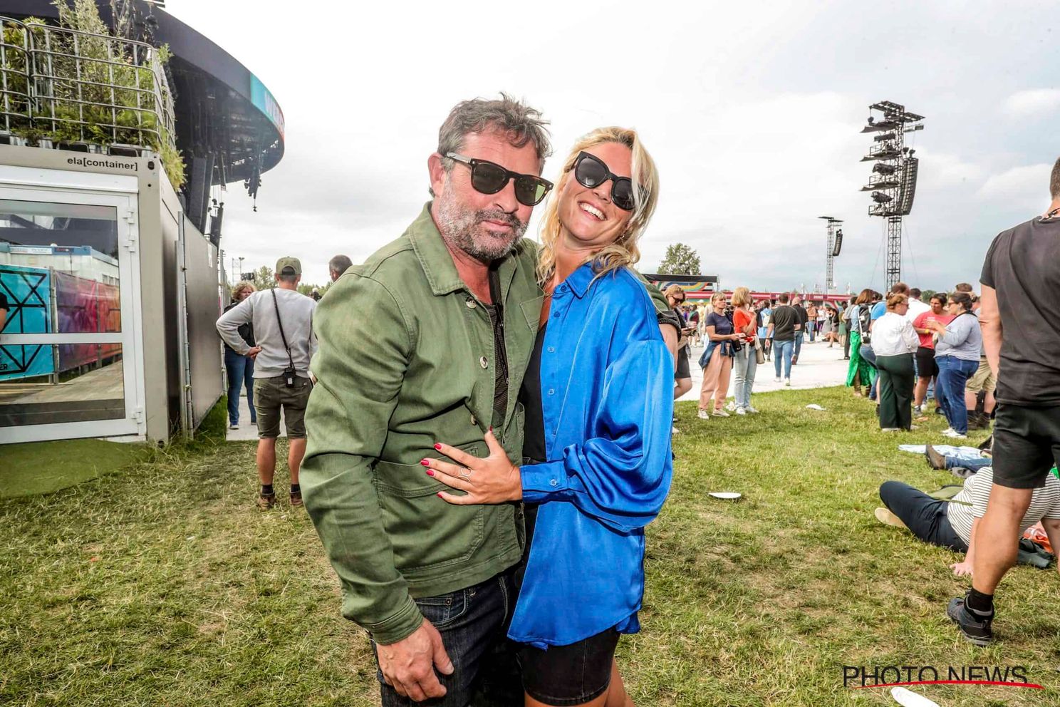 Adriaan Van den Hoof met zijn partner Emily. Bron: Photonews