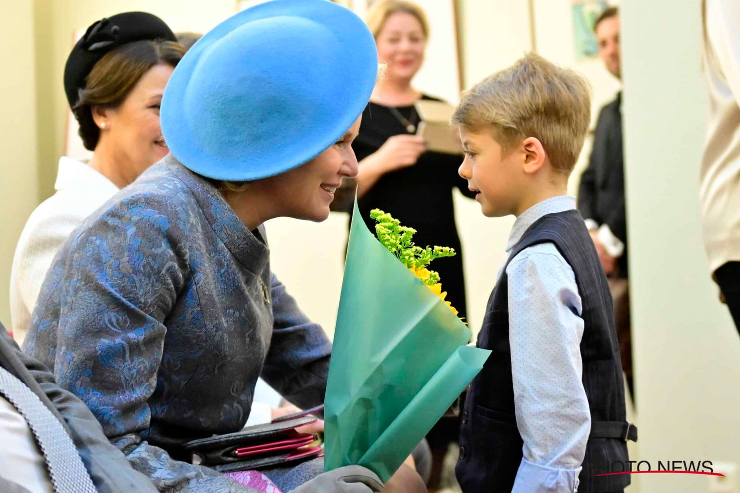 Koningin Mathilde met de felblauwe hoed. Bron: Photonews.