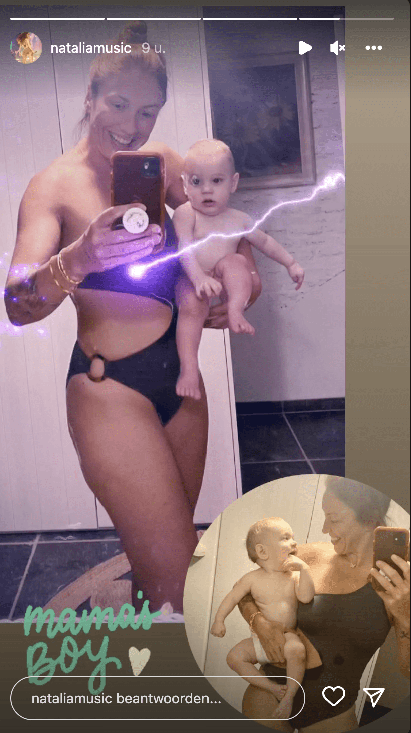 Natalia straalt in badpak en toont haar knappe zoontje Apollo