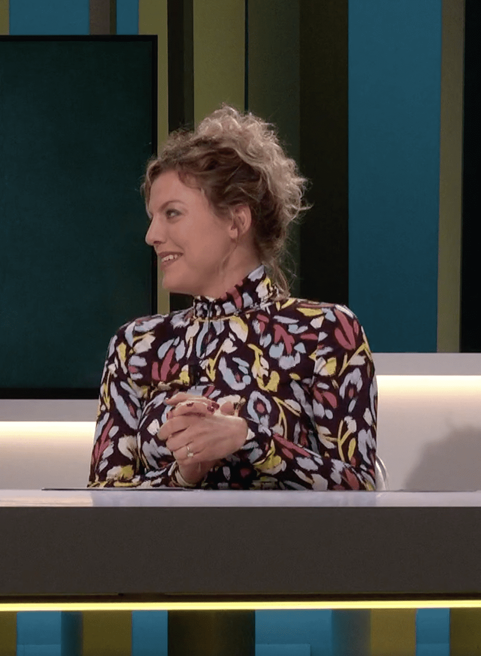 Ella Leyers met verlovingsring in 'De Ideale Wereld'. Bron: VRT