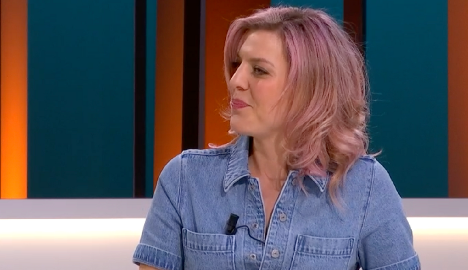 Ella Leyers met roze lokken in 'De Ideale Wereld'. Bron: VRT