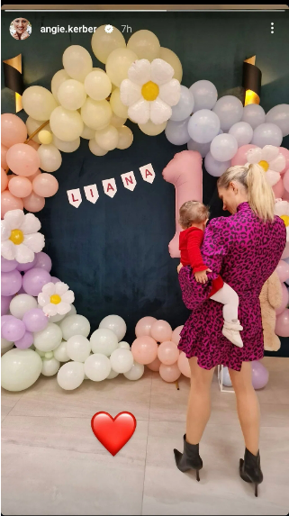 Kerber ist mit Liana im Arm abgebildet, vor einem Hintergrund aus Luftballon-Dekorationen und dem Namen ihrer Tochter in der Mitte. Sie beschriftete das Bild mit einem Herz-Emoji.