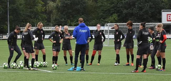 Foto's: FC Twente Vrouwen traint in aanloop naar topper tegen PSV