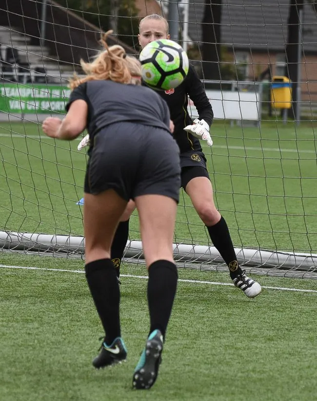 Foto's: FC Twente Vrouwen traint in aanloop naar topper tegen PSV