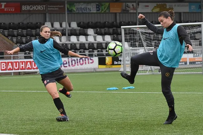 Foto's: FC Twente Vrouwen traint in aanloop naar topper tegen PSV