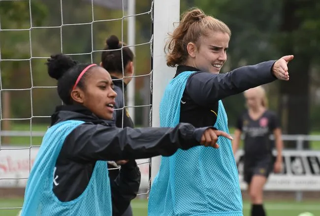 Foto's: FC Twente Vrouwen traint in aanloop naar topper tegen PSV