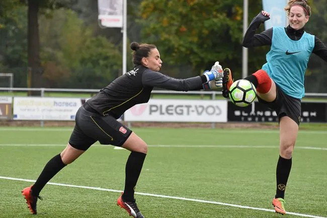 Foto's: FC Twente Vrouwen traint in aanloop naar topper tegen PSV
