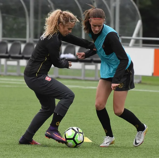 Foto's: FC Twente Vrouwen traint in aanloop naar topper tegen PSV